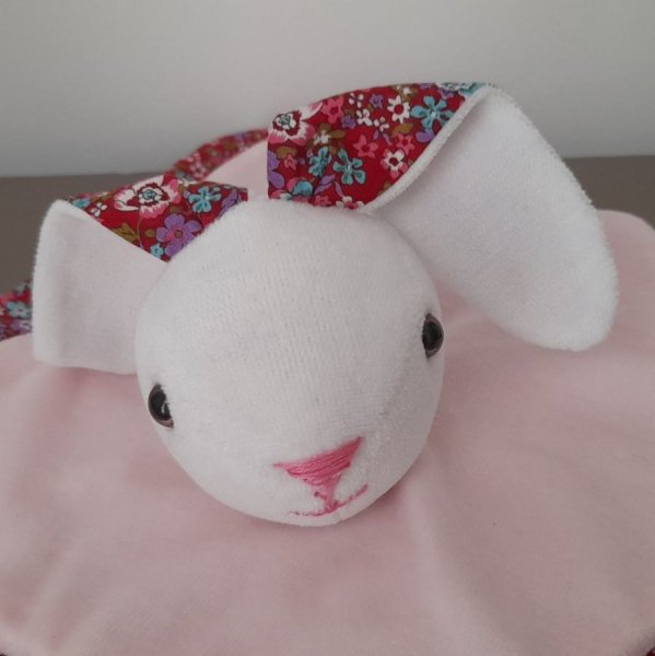 Petit Doudou rose pour des câlins tout doux avec tête de lapin