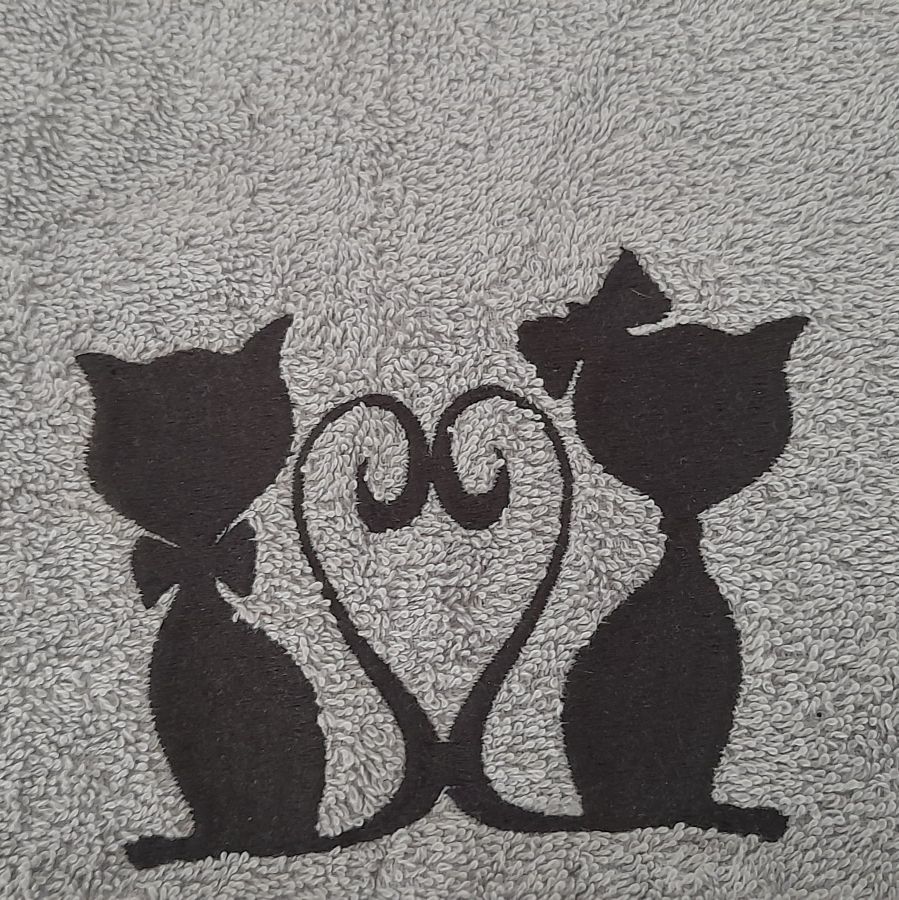 serviette gris brodée  " chats amoureux " à personnaliser