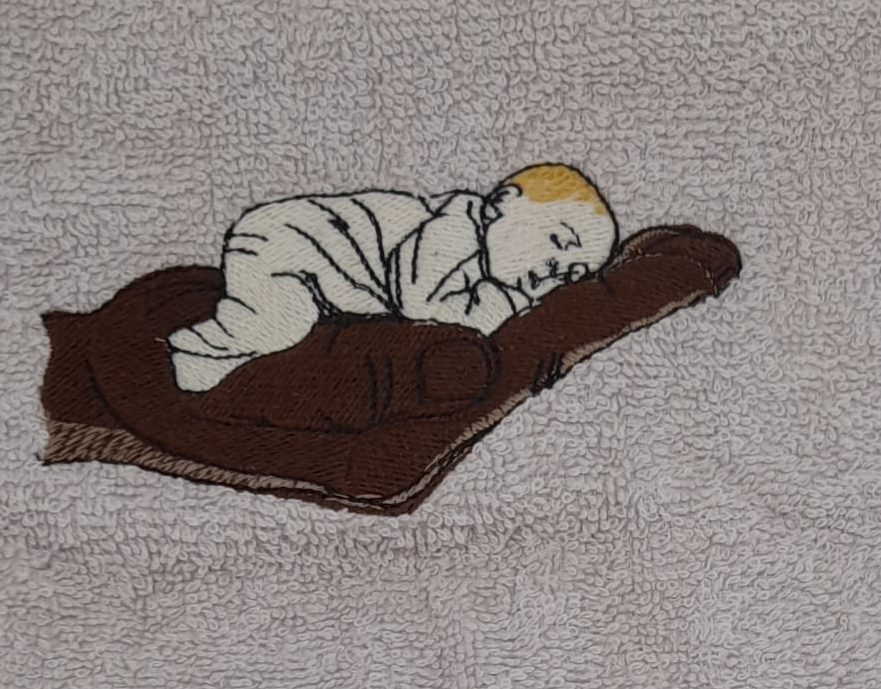 serviette sable brodée " bébé endormi sur une main " à personnaliser