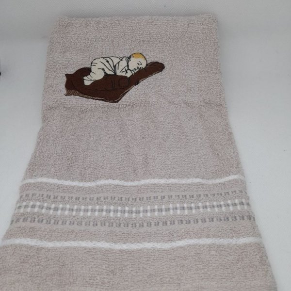serviette sable brodée " bébé endormi sur une main " à personnaliser