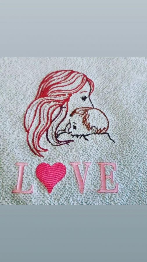 Drap de bain blanc brodé " LOVE Maman Bébé " à personnaliser