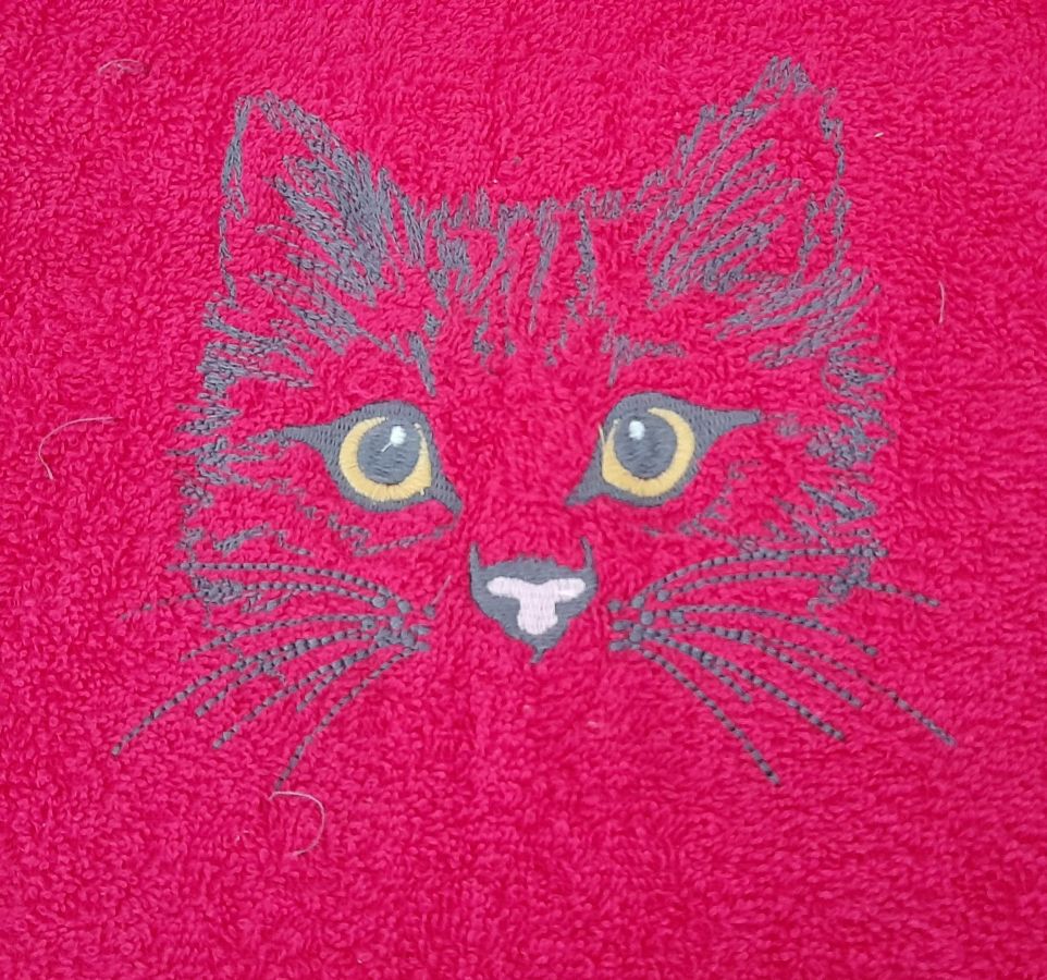 Drap de bain fushia brodé " tête de chat " à personnaliser