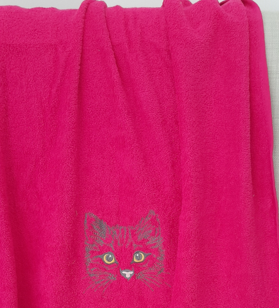 Drap de bain fushia brodé " tête de chat " à personnaliser