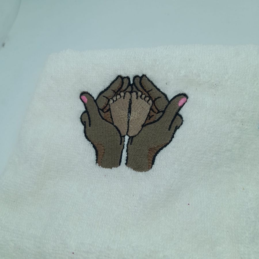 Drap de bain écru brodé " petits pieds dans les mains ", à personnaliser, gant assorti
