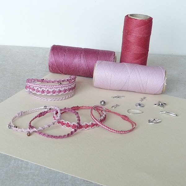 Bijoux en micro-macram&eacute; &agrave; personnaliser  en "Nuances de rose" 