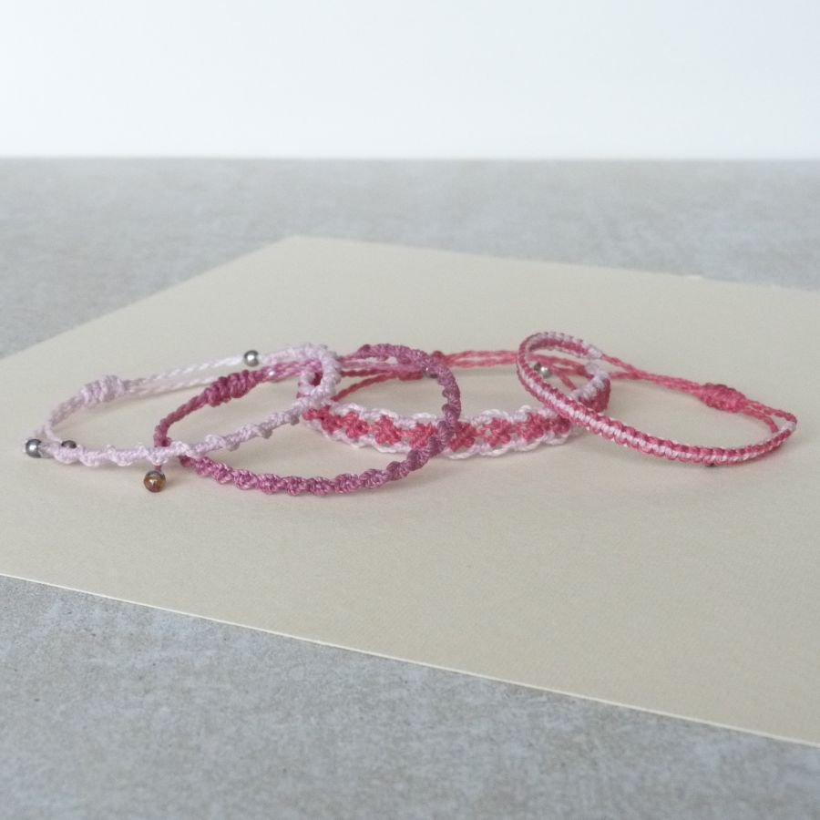 Bijoux en micro-macramé à personnaliser  en "Nuances de rose" 