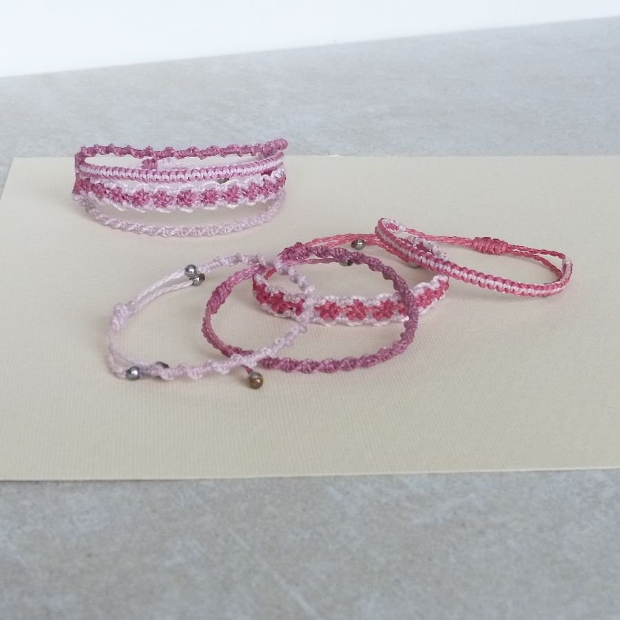 Bijoux en micro-macramé à personnaliser  en "Nuances de rose" 