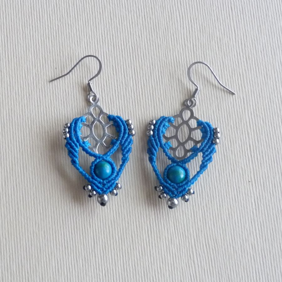 Boucles d'oreilles bleu turquoise en micro-macramé avec une perle en pierre naturelle