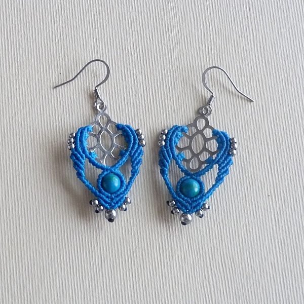 Boucles d'oreilles bleu turquoise en micro-macram&eacute; avec une perle en pierre naturelle