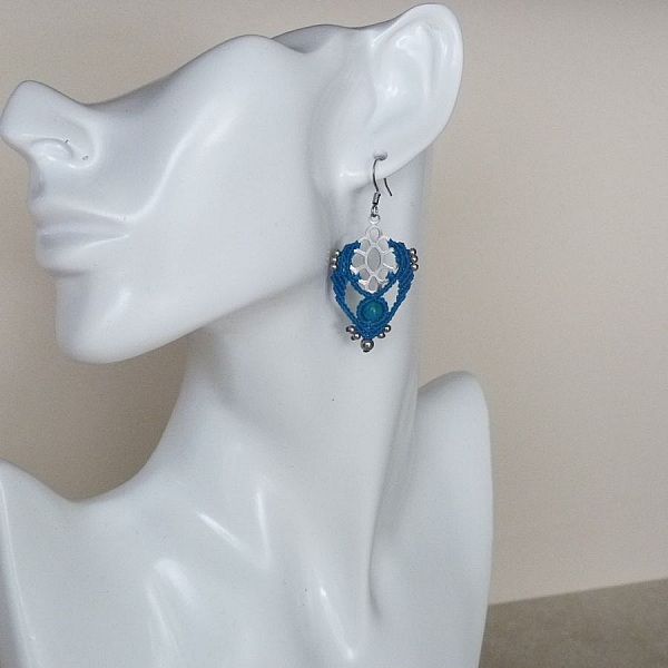 Boucles d'oreilles bleu turquoise en micro-macram&eacute; avec une perle en pierre naturelle