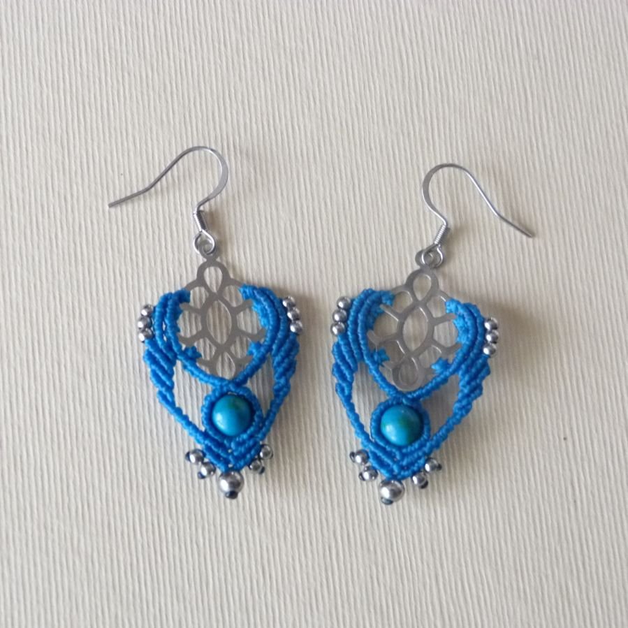 Boucles d'oreilles bleu turquoise en micro-macramé avec une perle en pierre naturelle