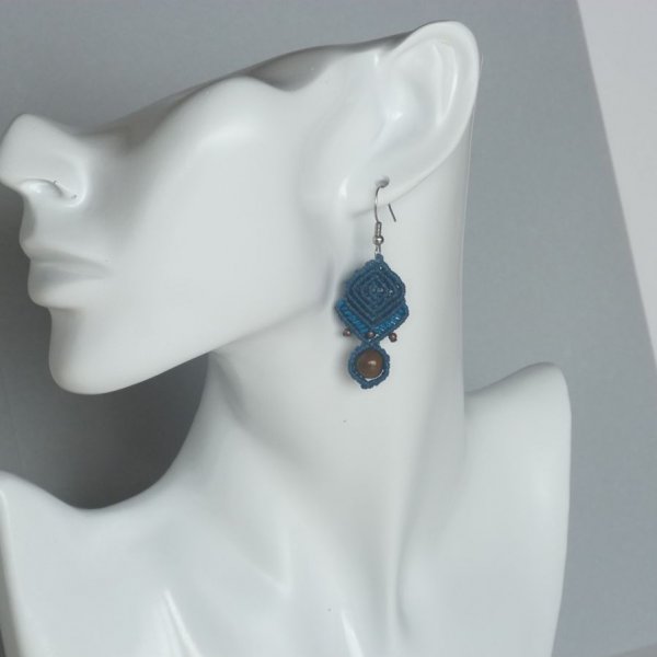Boucles d'oreilles bleues en micro-macram&eacute;