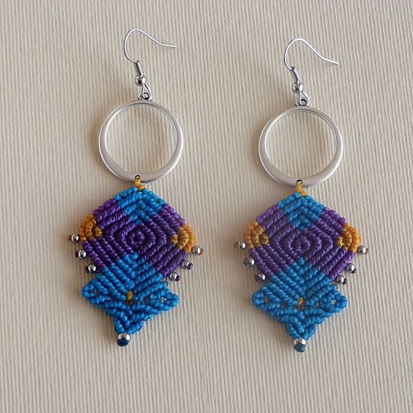Boucles d'oreilles color&eacute;es en micro-macram&eacute;  