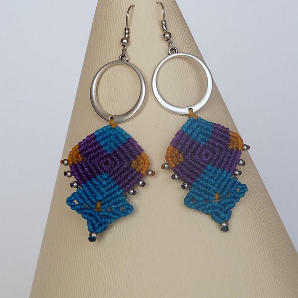 Boucles d'oreilles color&eacute;es en micro-macram&eacute;  
