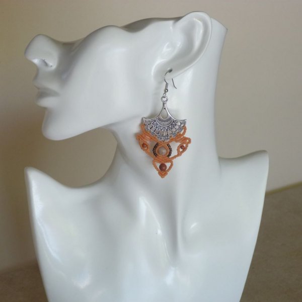 Boucles d'oreilles  couleur p&ecirc;che en micro-macram&eacute;