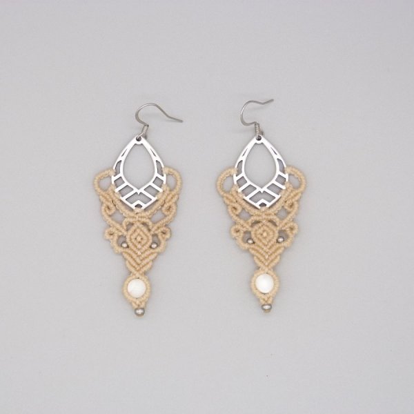 Boucles d'oreilles couleur sable en micro-macram&eacute;  avec une perle en nacre