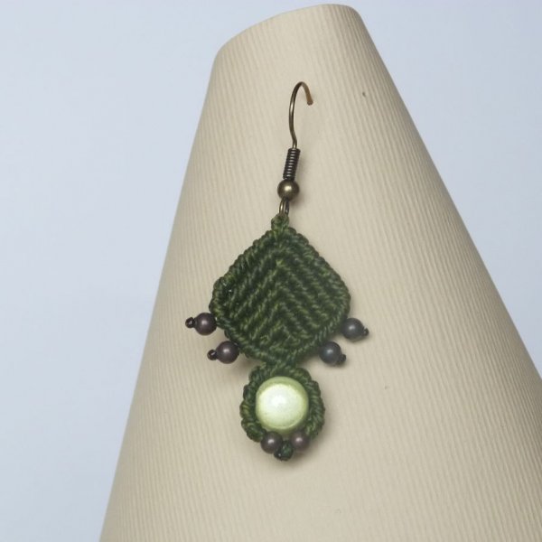 Boucles d'oreilles vert kaki en micro-macram&eacute;