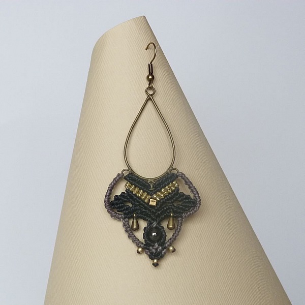 Boucles d'oreilles en micro-macram&eacute; gris/dor&eacute;