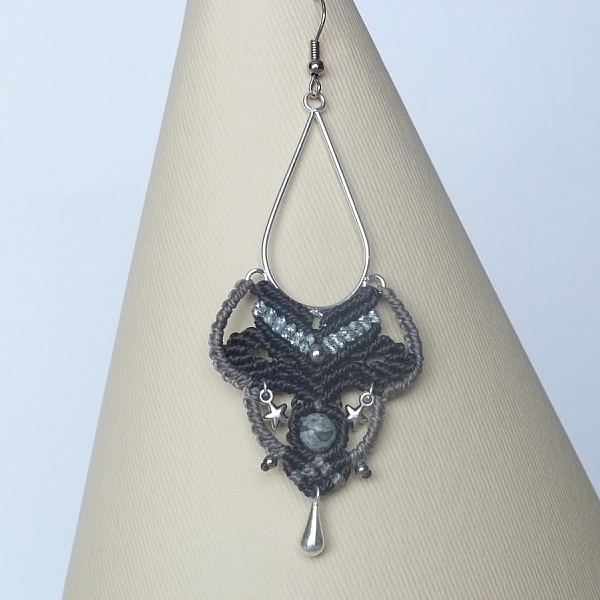 Boucles d'oreilles tons gris en micro-macram&eacute;