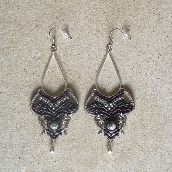 Boucles d'oreilles tons gris en micro-macram&eacute;