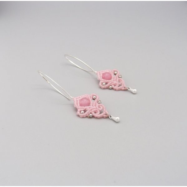 Boucles d'oreilles  en micro-macramé roses avec une perle en pierre gemme rose