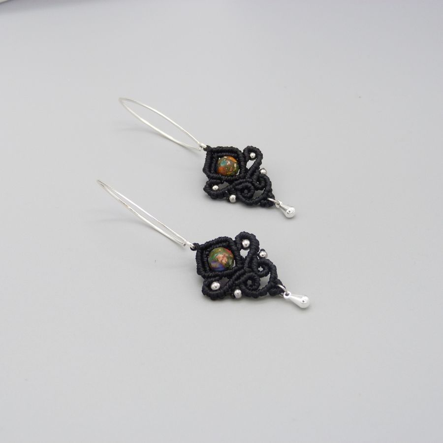 Boucles d'oreilles  en micro-macramé noires avec des perles en jaspe impérial