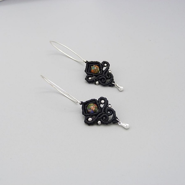 Boucles d'oreilles  en micro-macram&eacute; noires avec des perles en jaspe imp&eacute;rial