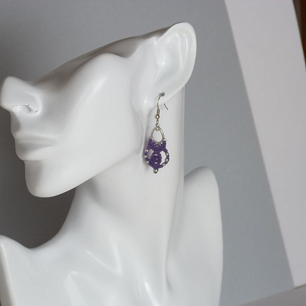 Boucles d'oreilles en micro-macram&eacute; violettes