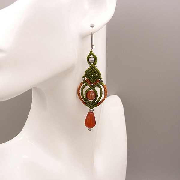 Boucles d'oreilles  en micro-macram&eacute; tons vert et caramel avec des perles en cornaline