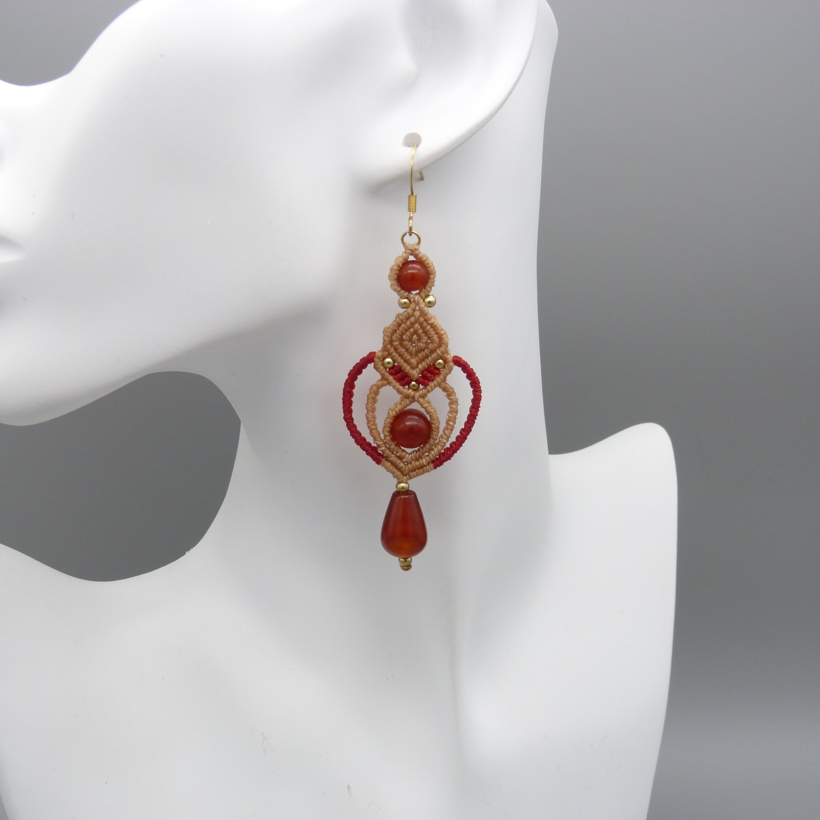 Boucles d'oreilles  en micro-macram&eacute; beige avec perles en cornaline