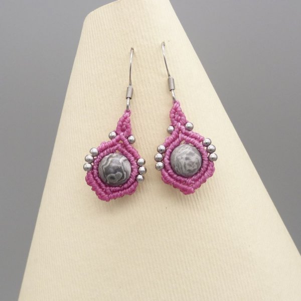 Boucles d'oreilles  en micro-macram&eacute; rose bonbon avec des perles en jaspe feuille d'argent