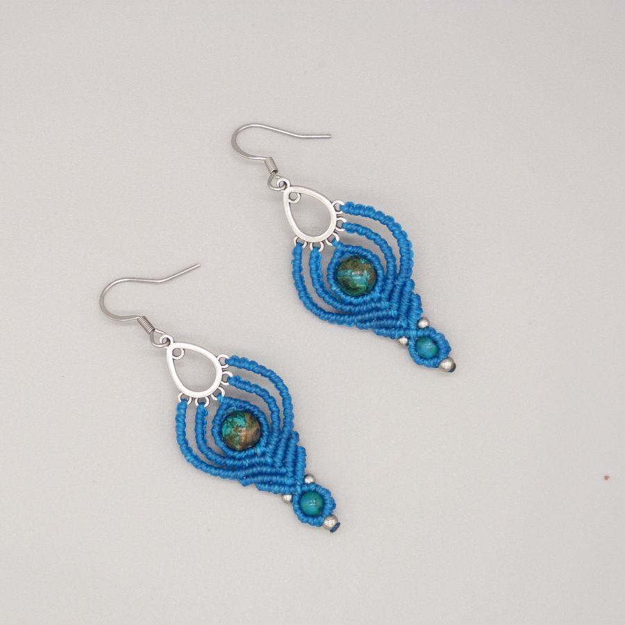 Boucles d'oreilles  en micro-macramé bleues turquoise avec deux perles en chrysocolle