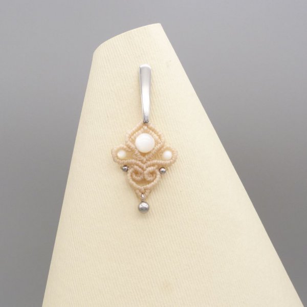 Boucles d'oreilles  en micro-macram&eacute; ton sable avec des perles en nacre