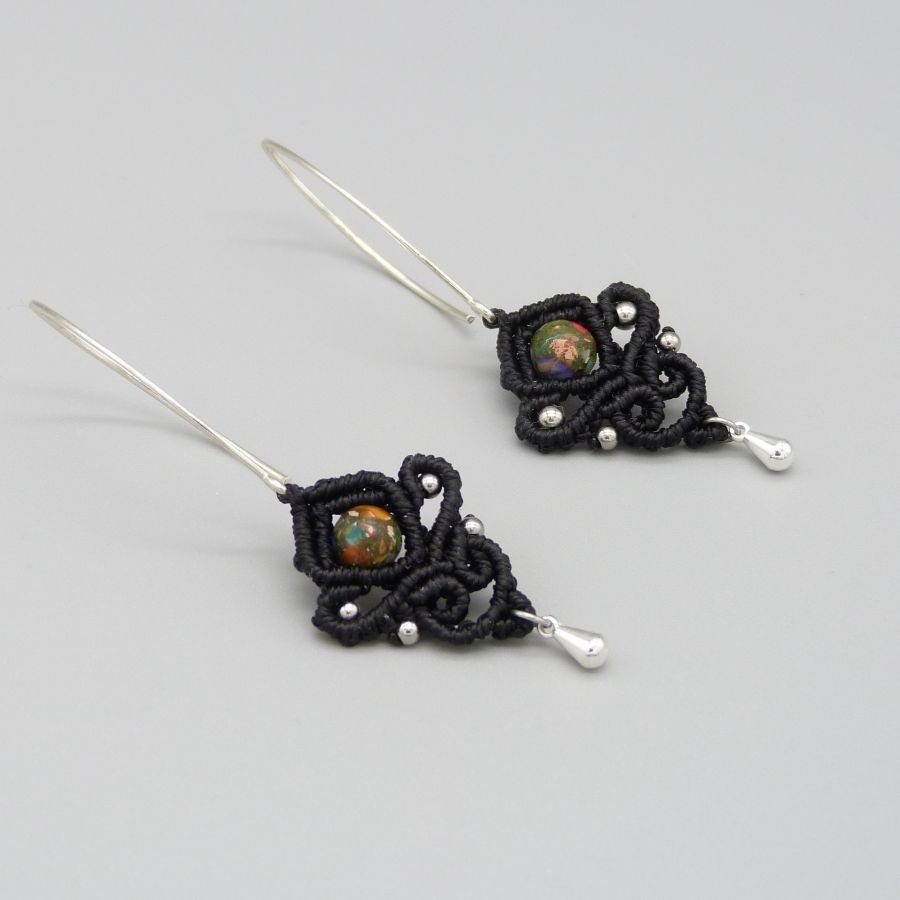 Boucles d'oreilles  en micro-macramé noires avec des perles en jaspe impérial
