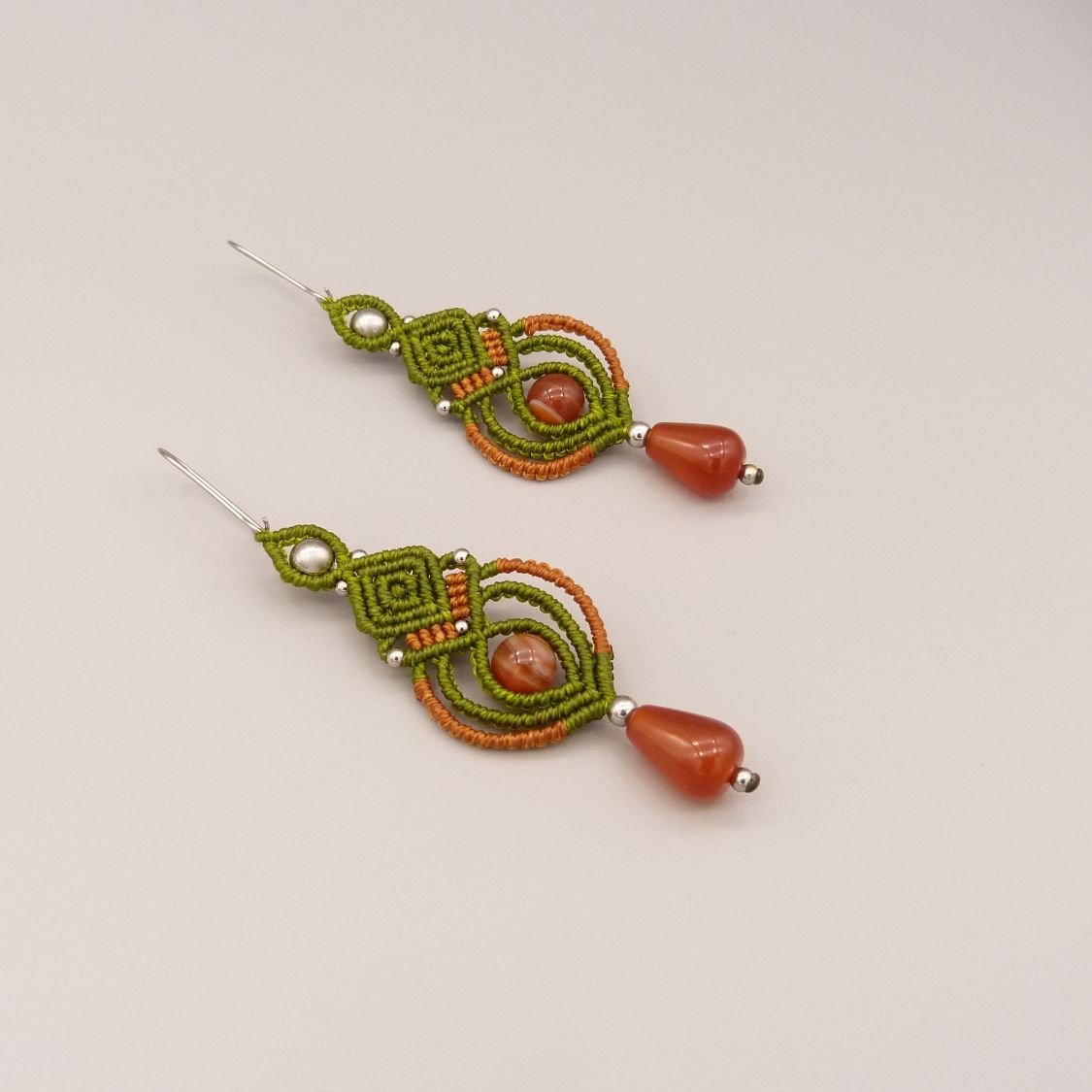 Boucles d'oreilles  en micro-macramé tons vert et caramel avec des perles en cornaline