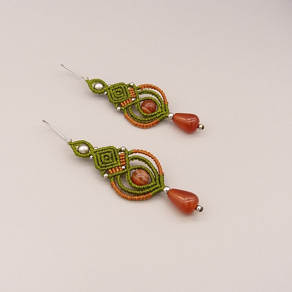 Boucles d'oreilles  en micro-macram&eacute; tons vert et caramel avec des perles en cornaline