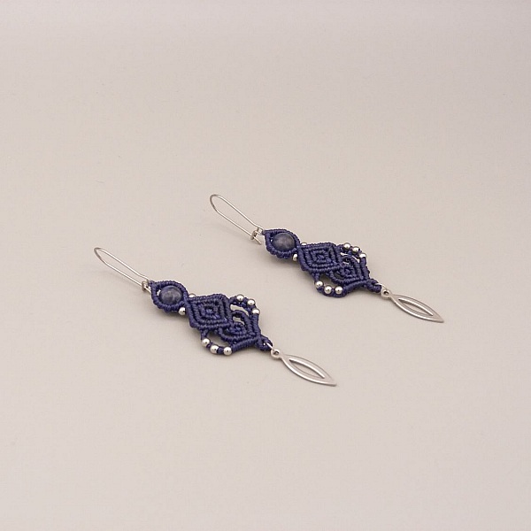 Boucles d'oreilles  en micro-macram&eacute; ton bleu fonc&eacute; 