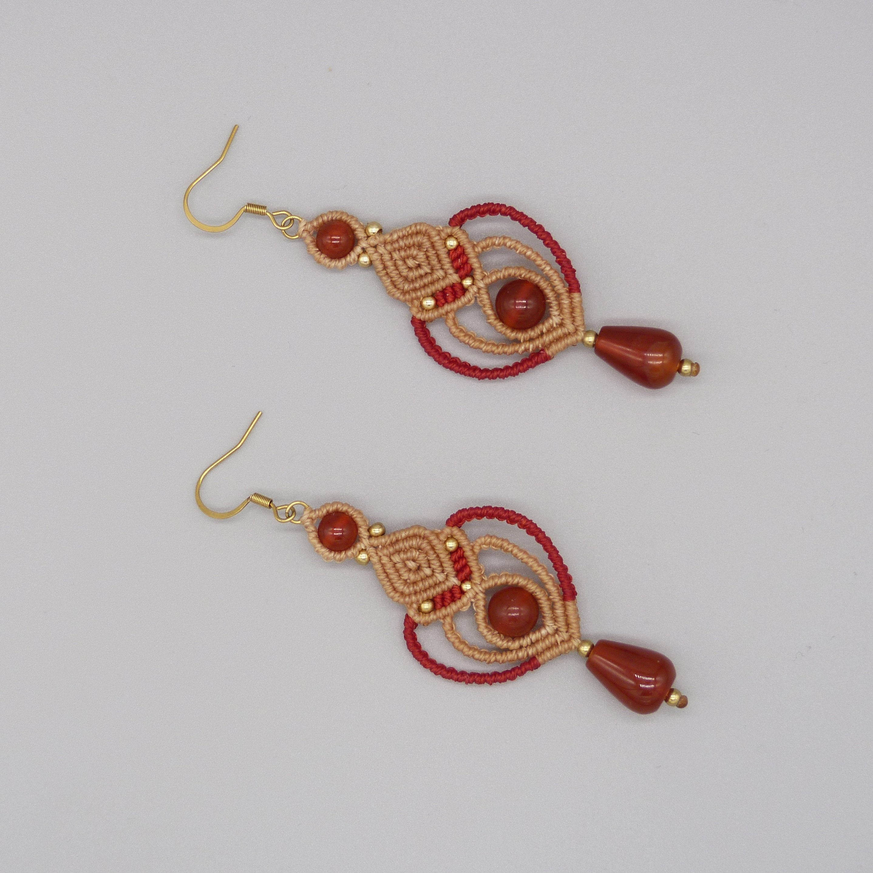 Boucles d'oreilles  en micro-macram&eacute; beige avec perles en cornaline