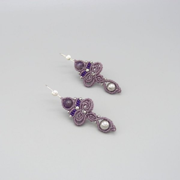 Boucles d'oreilles  en micro-macram&eacute; ton violet