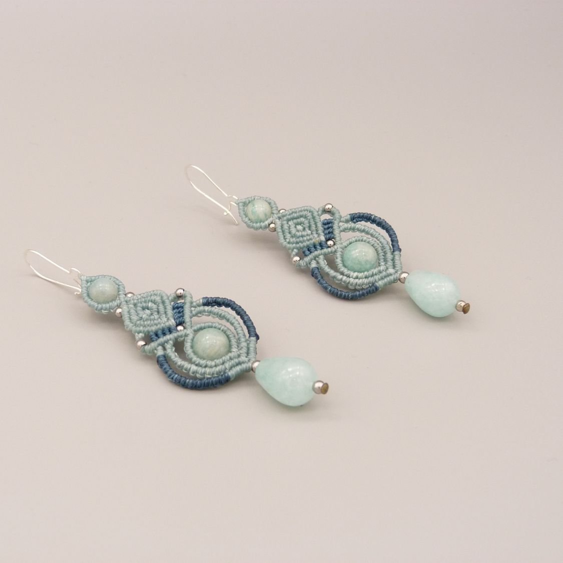 Boucles d'oreilles  en micro-macramé couleur tons bleus avec perles en amazonite