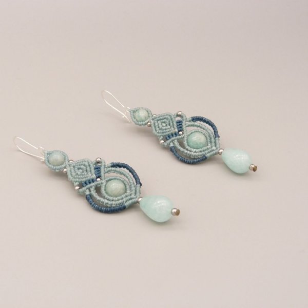 Boucles d'oreilles  en micro-macram&eacute; couleur tons bleus avec perles en amazonite