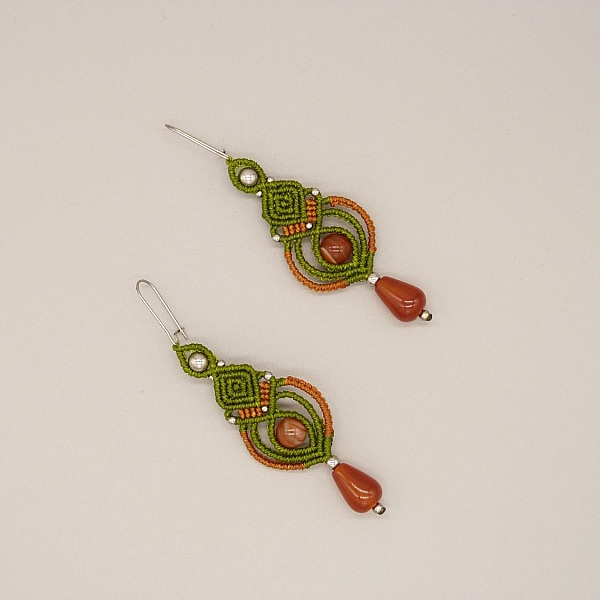 Boucles d'oreilles  en micro-macram&eacute; tons vert et caramel avec des perles en cornaline