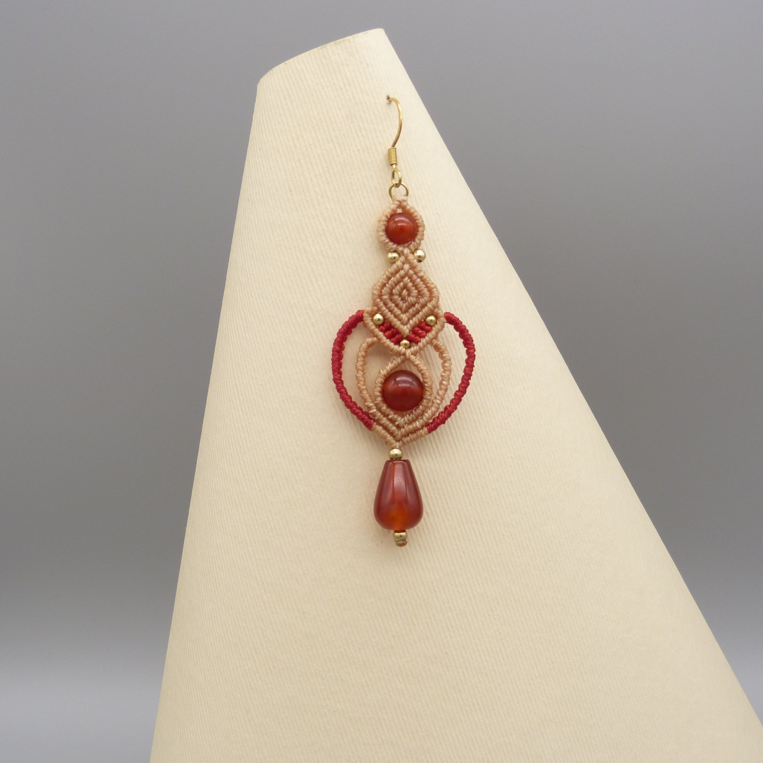 Boucles d'oreilles  en micro-macram&eacute; beige avec perles en cornaline