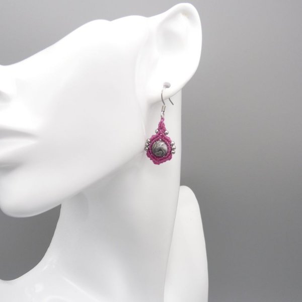 Boucles d'oreilles  en micro-macram&eacute; rose bonbon avec des perles en jaspe feuille d'argent