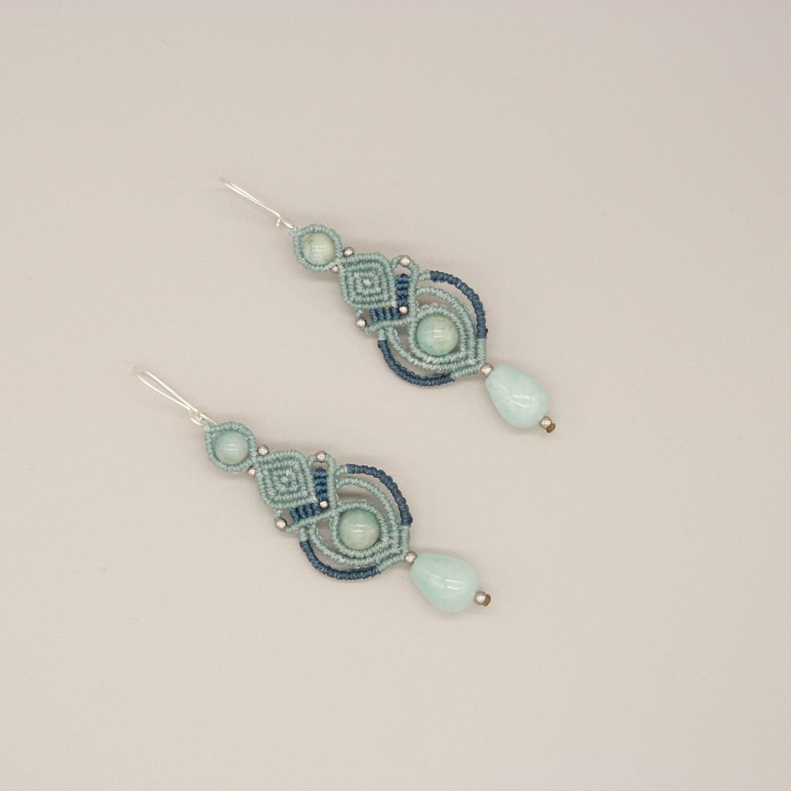 Boucles d'oreilles  en micro-macramé couleur tons bleus avec perles en amazonite