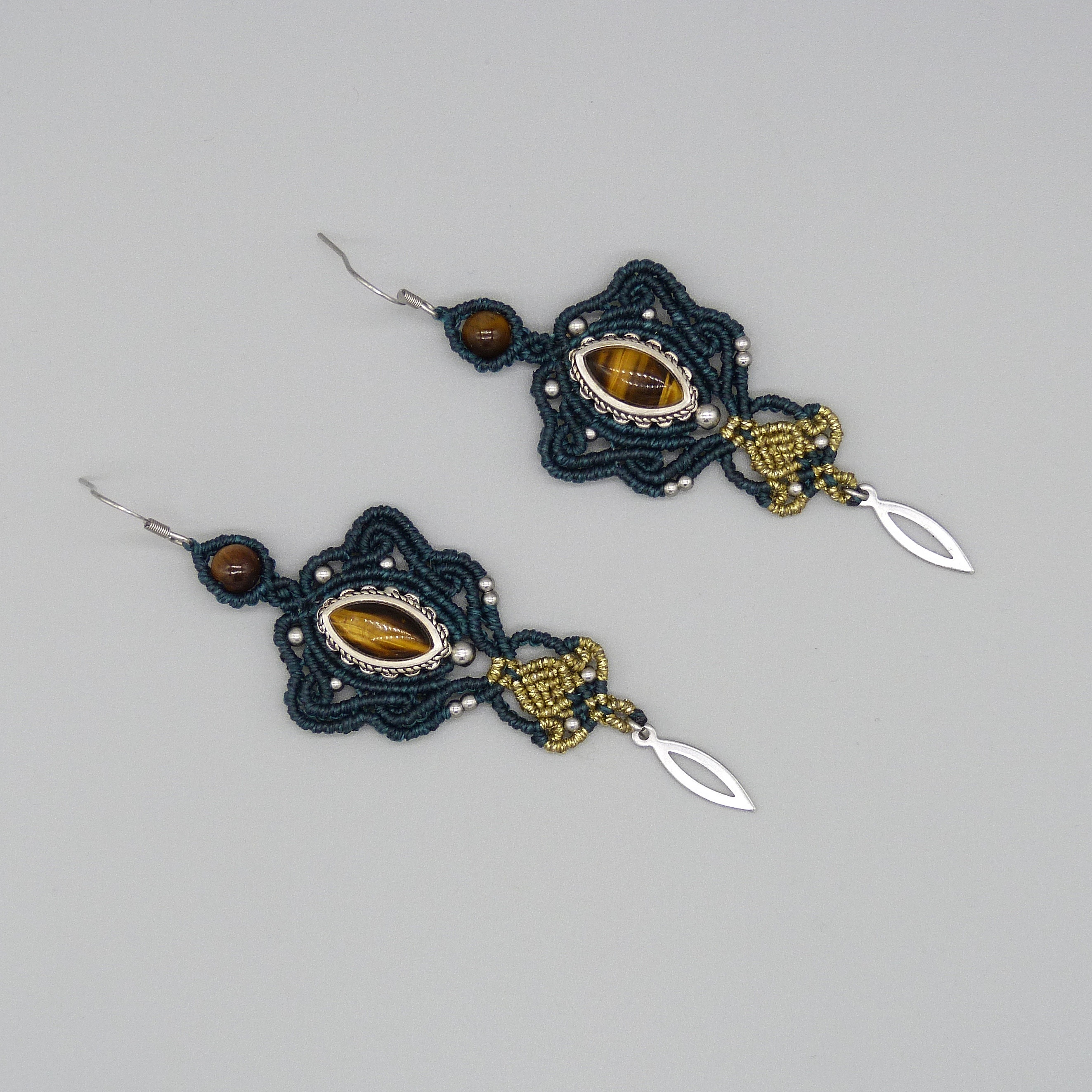 Boucles d'oreilles  en micro-macram&eacute; ton vert/dor&eacute; avec oeil de tigre serti