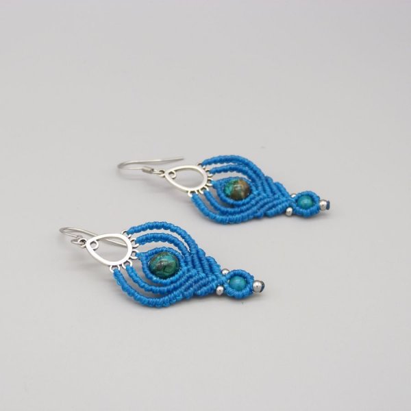 Boucles d'oreilles  en micro-macramé bleues turquoise avec deux perles en chrysocolle