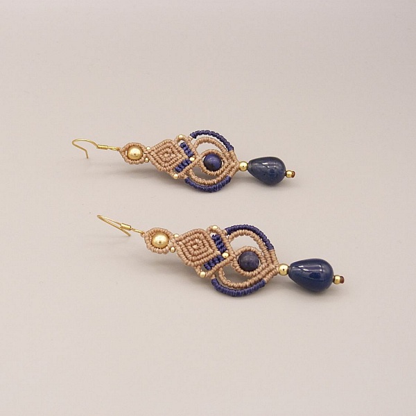 Boucles d'oreilles  en micro-macram&eacute; tons beige et bleu fonc&eacute; 