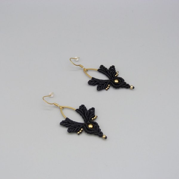 Boucles d'oreilles  en micro-macram&eacute; noires et dor&eacute;es