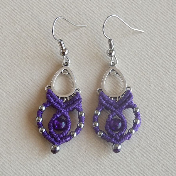 Boucles d'oreilles en micro-macram&eacute; violettes
